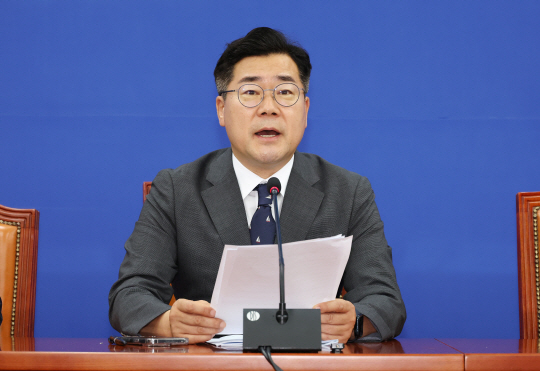 박찬대 더불어민주당 대표 직무대행 겸 원내대표가 6일 오전 국회에서 열린 원내대책회의에서 발언하고 있다. 연합뉴스