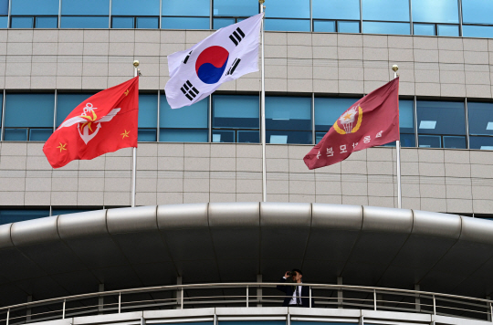 지난해 1월 31일 오후 용산 국방부 청사에서 한·미 국방장관 회담을 앞두고 국방부 관계자가 청사 주변을 하고 주시하고 있다. 뉴시스