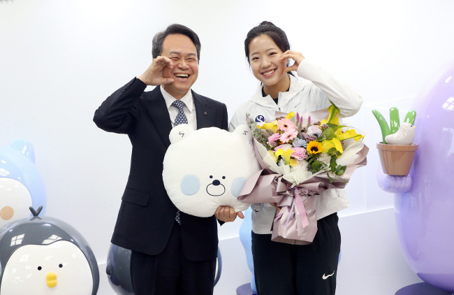 진옥동(왼쪽) 신한금융그룹 회장이 지난해 10월 서울 중구 신한금융 본사에서 제19회 항저우 아시안게임 탁구 여자 복식에서 금메달을 획득한 신유빈 선수와 기념 촬영을 하고 있다. 신한금융그룹 제공