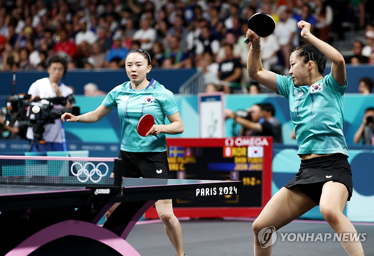 (파리=연합뉴스) 6일(현지시간) 프랑스 파리 사우스파리 아레나에서 열린 2024 파리올림픽 탁구 여자 단체전 8강전 한국과 스웨덴의 경기. 한국 신유빈-전지희가 스웨덴 필리파 베르간드-크리스티나 칼베리를 상대하고 있다. 2024.8 6