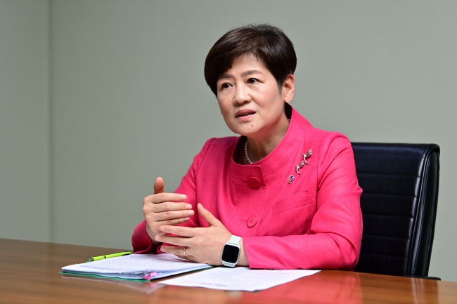 제10대 전국시도교육감협의회장으로 취임한 강은희 대구교육감이 지난 7월 24일 서울 중구 문화일보에서 이뤄진 인터뷰에서 유보통합 등 교육 현안에 대해 설명하고 있다. 문호남 기자
