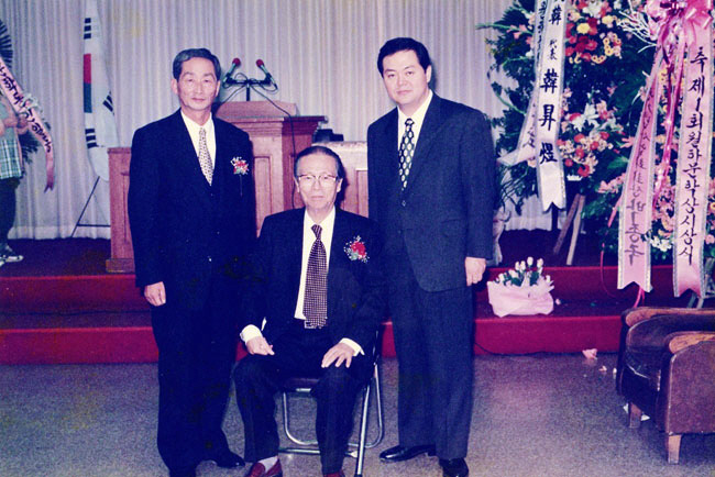 1996년 제1회 월하문학상 시상식 때 문학상 주관자인 아버지(가운데)를 모시고 수상자인 송선영(왼쪽) 시인과 함께 내가 기념 촬영을 했다.