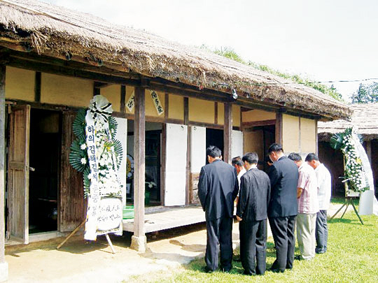전남 신안군 하의면 후광리 김대중 전 대통령 생가를 찾은 이들이 묵념을 올리고 있다. 문화일보 자료 사진