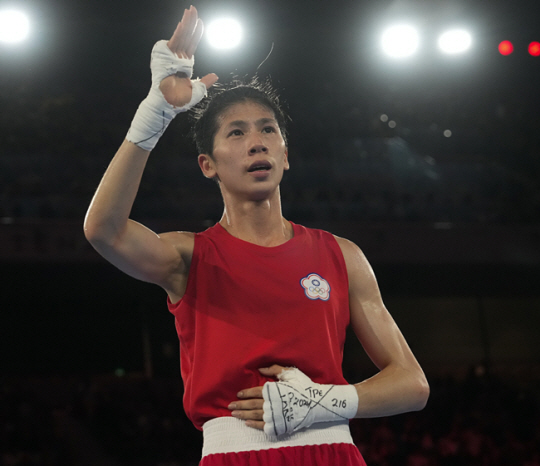 대만의 린위팅이 8일 2024파리올림픽이 열리는 프랑스 파리의 스타드 롤랑 가로스에서 열린 대회 복싱 여자 57㎏급 준결승전에서 에스라 일디즈(27·튀르키예)를 누른 뒤 손을 들어 보이고 있다. AP 뉴시스 .