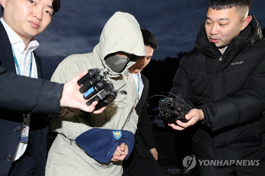 46억여 원을 횡령한 전 국민건강보험공단 팀장 최모 씨가 지난 1월 17일 강원경찰청으로 조사를 받기 위해 들어가고 있는 모습. 연합뉴스.