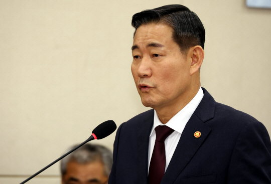 신원식 국방부 장관이 8일 오전 서울 여의도 국회에서 열린 국방위원회 전체회의에서 업무보고를 하고 있다. 뉴시스