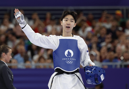 박태준이 7일 밤(한국시간) 프랑스 파리의 그랑팔레에페메르에서 열린 남자 58㎏급 준결승에서 승리한 뒤 환호하고 있다.뉴시스