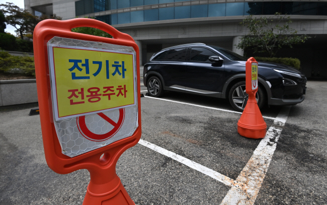 지난 1일 발생한 인천 아파트 지하주차장 전기차 화재를 계기로 전기차 화재 우려가 커지고 있는 가운데 8일 오전 서울의 한 회사 건물 야외 주차장에 전기차 전용주차 구역이 표시돼 있다. 백동현 기자