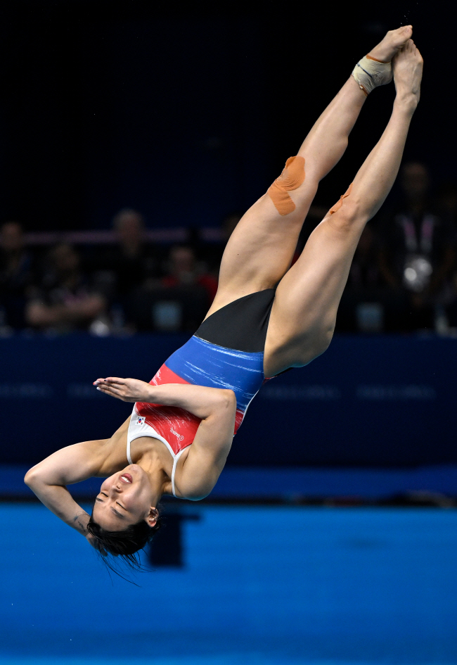 김수지가 7일 프랑스 파리 아쿠아틱센터에서 열린 2024 파리올림픽 다이빙 여자 3m 스프링보드 예선에서 난도 높은 연기를 펼치고 있다. 신화통신 뉴시스