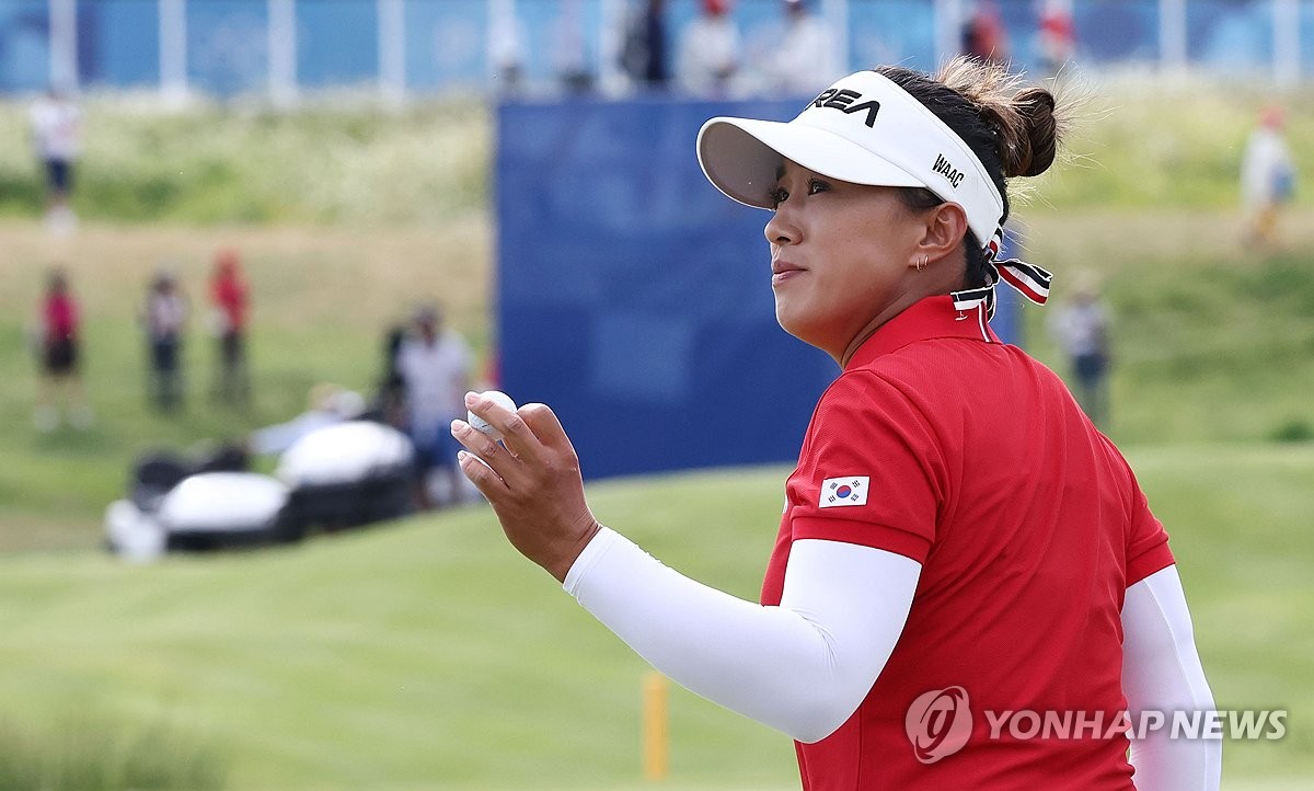 (기앙쿠르[프랑스]=연합뉴스) 7일(현지시간) 프랑스 파리 르골프 나쇼날에서 열린 2024 파리올림픽 골프 여자 개인전 1라운드 18번 홀에서 한국 양희영이 퍼팅을 마친 뒤 인사하고 있다. 2024.8.8