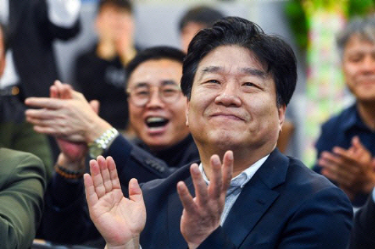 양문석 더불어민주당 국회의원 당선인이 제22대 총선이 치러진 지난 4월 10일 경기 안산시 상록구 선거사무소에서 개표방송을 보고 있다. 연합뉴스