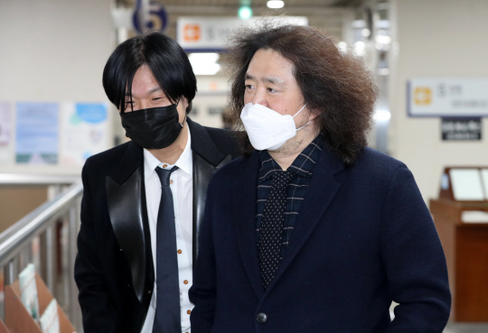 김어준 씨와 주진우 전 시사인 기자가 7일 오전 서초구 서울고등법원에서 열린 선거법 위반 관련 공판에 출석하고 있다. 뉴시스