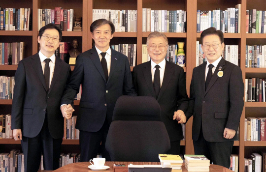 고 노무현 전 대통령의 15주기 추도식이 열린 23일 경남 김해 봉하마을 노 전 대통령 사저에서 문재인 전 대통령과 이재명 더불어민주당 대표, 조국 조국혁신당 대표, 김경수 전 경남지사가 만나 기념촬영을 하고 있다.조국 대표 페이스북 캡처