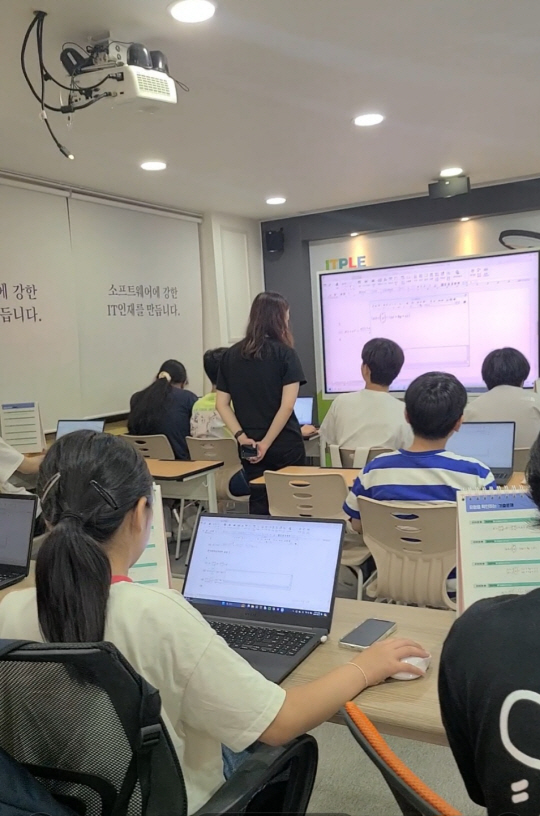 코딩교육을 받는 학생들. 동대문구청 제공