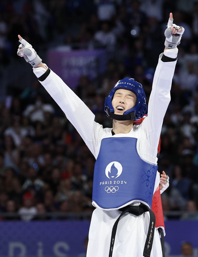 김유진이 9일 오전 프랑스 파리의 그랑팔레에페메르에서 열린 2024 파리올림픽 여자 태권도 57㎏급 금메달을 확정한 후 환호하고 있다. 윤성호 기자