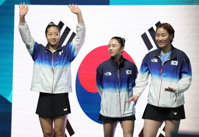 신유빈(왼쪽부터)과 전지희, 이은혜가 8일 열린 파리올림픽 여자 탁구 단체전 준결승을 앞두고 포즈를 취하고 있다. 로이터 연합뉴스