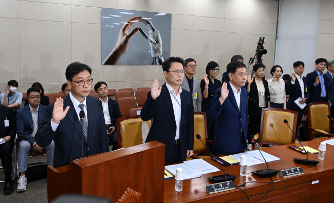 9일 오전 국회 과학기술정보방송통신위원회에서 열린 ‘방송 장악 1차 청문회’에서 조성은(앞줄 왼쪽) 방송통신위원회 사무처장을 비롯한 증인들이 선서를 하고 있다. 곽성호 기자