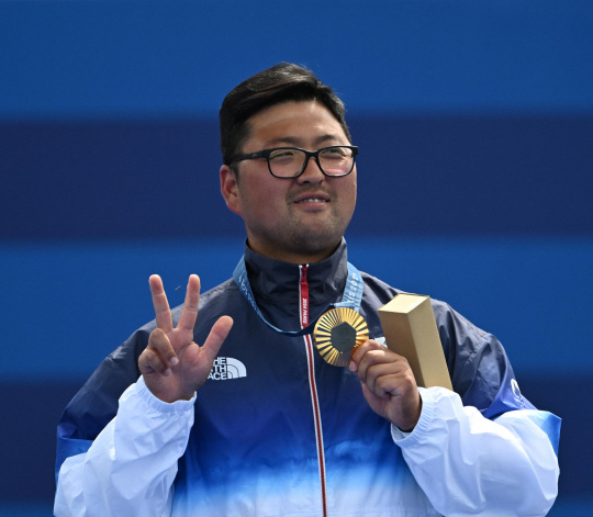 김우진이 지난 4일(현지시간) 프랑스 파리 앵발리드에서 열린 2024파리올림픽 양궁 남자 개인 결승 미국 브래디 엘리슨과 경기에서 금메달을 따고 시상식에서 세리머니를 하고 있다. 파리=올림픽사진공동취재단