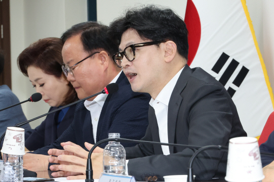 한동훈(오른쪽) 국민의힘 대표가 지난 8일 서울 여의도 당사에서 열린 최고위원회의에서 발언하고 있다. 연합뉴스