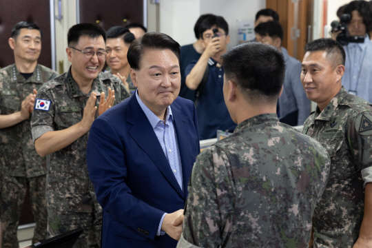 윤석열 대통령이 여름 휴가 중인 지난 9일 충남 계룡대 전투통제실을 방문, 장병을 격려하고 있다. 대통령실 제공