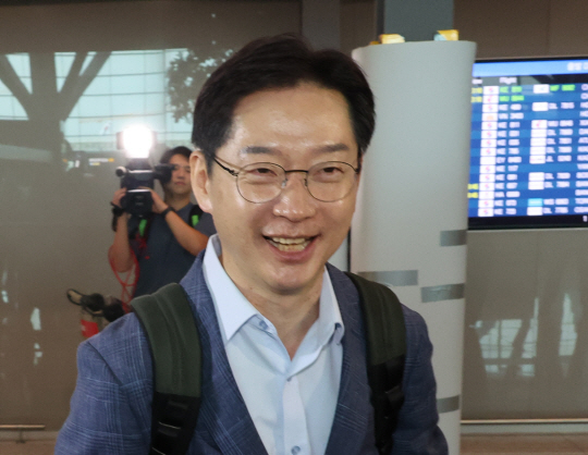 김경수 전 경남도지사가 지난 6월 14일 영국 출국에 앞서 인천공항에서 취재진과 만나고 있다. 연합뉴스