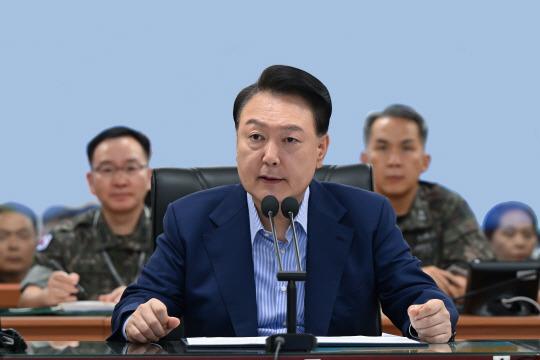 윤석열 대통령이 여름휴가 중인 지난 9일 충남 계룡대 계룡대 전시지휘시설(U-3)을 방문해 군 격려 발언을 하고 있다. 대통령실 제공