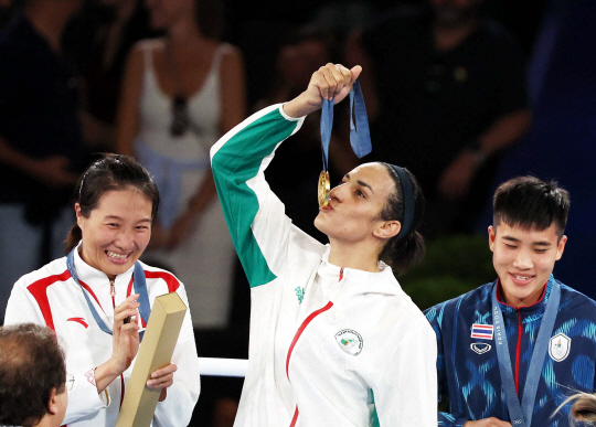 성별 논란이 일었던 알제리 복서 이마네 칼리프 선수가 9일 오후(현지시간) 프랑스 스타드 롤랑-가로스에서 열린 2024파리올림픽 여자 복싱 66kg급 시상식에서 금메달에 입을 맞추고 있다. 윤성호 기자