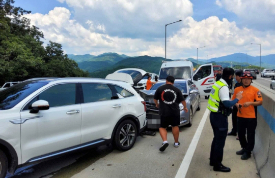 10일 서울양양고속도로에서 차량 6대 연쇄 추돌사고가 발생해 3명이 다쳤다. 강원특별자치도소방본부 제공