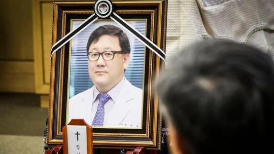 지난해 6월 20일 서울 송파구 서울아산병원 장례식장에서 고 주석중 아산병원 심장혈관흉부외과 교수의 영결식이 치러지고 있다. 연합뉴스