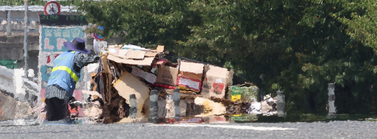 전국 대부분 지역에 폭염 특보가 이어진 9일 대구 수성구에서 한 노인이 폐지를 쌓은 리어카를 끌고 열기로 가득한 도로를 건너고 있다. 연합뉴스