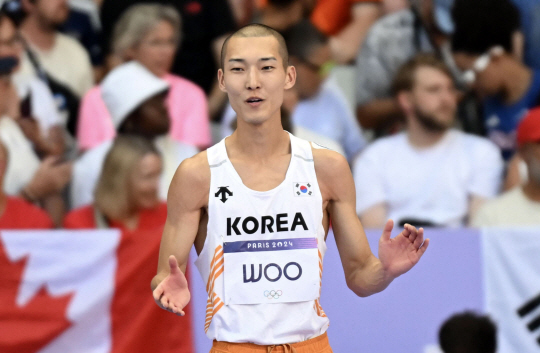 우상혁이 11일 오전(한국시각) 프랑스 파리 스타드 드 프랑스에서 열린 파리올림픽 육상 남자 높이뛰기 결승에서 1차 시기를 준비하고 있다. 뉴시스