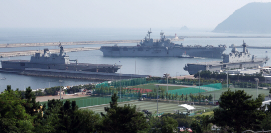 미국 해군 와스프급 강습상륙함 ‘복서함’(LHD-4·4만1000t급·가운데)이 9일 부산 남구 해군작전사령부 부산작전기지에 입항하고 있다. 사진 아래에는 대한민국 해군의 강습상륙함인 ‘독도함’(LPH-6111·1만4500t급·왼쪽)과 ‘마라도함’(LPH-6112·1만4500t급·오른쪽)이 나란히 정박 중이다.   경항공모함으로 불리는 이 함정은 길이 257m, 폭 31.8m, 승조원 1200명 규모다. 이 함정은 수직이착륙 F-35B 전투기를 20여 대를 탑재할 수 있으며, 2000여 명의 전투병력과 전차, 장갑차 100여 대를 수용할 수 있다. 뉴시스 제공