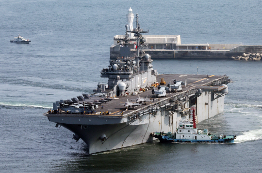 미국 해군 와스프급 강습상륙함 ‘복서함’(LHD-4·4만1000t급)이 9일 부산 남구 해군작전사령부 부산작전기지에 입항하고 있다.   경항공모함으로 불리는 이 함정은 길이 257m, 폭 31.8m, 승조원 1200명 규모다. 이 함정은 수직이착륙 F-35B 전투기를 20여 대를 탑재할 수 있으며, 2000여 명의 전투병력과 전차, 장갑차 100여 대를 수용할 수 있다. 뉴시스 제공
