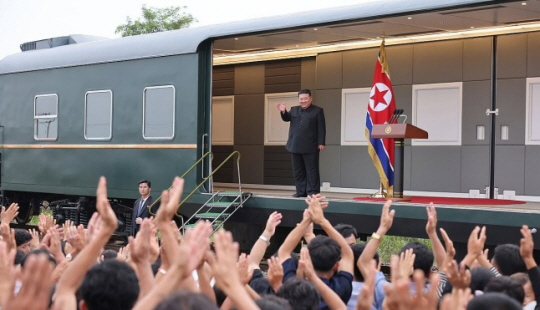 김정은 북한 국무위원장이 평안북도, 자강도, 양강도 등에서 지난달 말 수해로 집을 잃은 어린이와 학생, 노인, 환자, 영예 군인 등을 평양으로 데려가 피해복구 기간 지낼 곳을 마련해주겠다고 밝혔다. 김 위원장은 지난 8∼9일 평안북도 의주군 수해지역을 찾아 폭염 속에 천막으로 만든 임시거처에서 지내는 이재민들을 위로하고 이런 조치를 발표했다고 조선중앙통신이 10일 전했다. 조선중앙통신 연합뉴스
