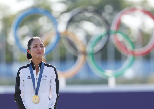 뉴질랜드 교포 리디아 고가 10일 밤(한국시간) 프랑스 파리 인근 기앙쿠르의 르골프 나쇼날에서 열린 2024 파리올림픽 골프 여자 개인전에서 우승한 뒤 금메달을 목에 걸고 눈물을 흘리고 있다. 연합뉴스