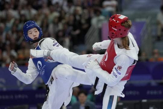 이다빈이 11일 오전(한국시간) 프랑스 파리의 그랑팔레에페메르에서 열린 파리올림픽 여자 67㎏초과급 준결승에서 경기를 치르고 있다. AP뉴시스
