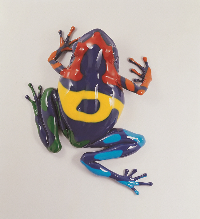 벽 타는 개구리를 형상화한 ‘숲’. 150×110×34㎝, 2008. 공동기획