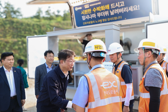 박상우 국토교통부 장관은 12일 기업 투자가 급증하고 있는 새만금 국가산업단지 등 새만금 주요 사업 현장을 방문해 기업유치와 사회간접자본(SOC) 지원을 약속하고 사업 추진현황과 안전관리 등을 점검했다. 국토부 제공