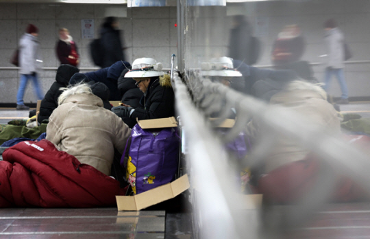 지난 겨울 서울역 인근 지하보도에 있는 노숙인들. 기사 내용과 직접 관련 없음. 뉴시스
