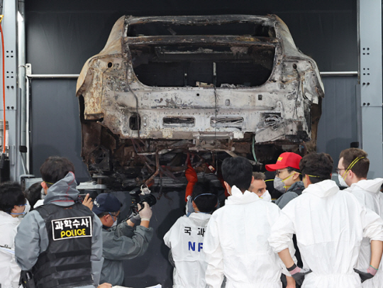 지난 8일 오전 인천 서구 한 공업사에서 경찰과 소방, 국립과학수사연구원, 벤츠 등 관계자들이 지난 1일 청라 아파트 지하 주차장에서 화재가 발생한 전기차에 대한 2차 합동 감식을 하고 있다. 연합뉴스
