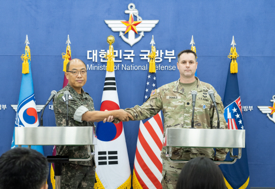 12일 오전 2024 을지 자유의 방패(UFS) 연습 실시 관련 한미 공동브리핑에서 이성준(왼쪽) 합참 공보실장과 한미연합사 ·주한미군사령부·유엔군사령부 라이언 도널드(오른쪽) 공보실장이 서울 용산 국방부 브리핑룸에서 악수하고 있다. 합참 제공