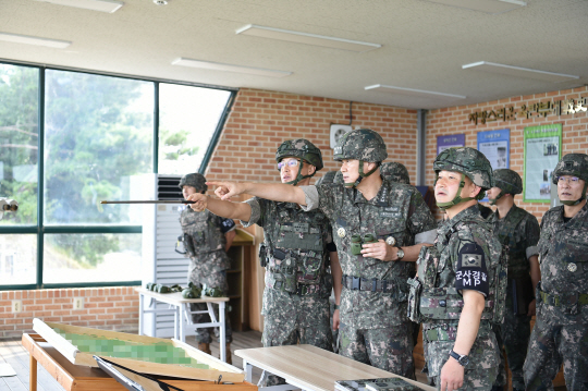 김명수 합참의장이 12일 1사단 GOP대대에서 현장 지휘관으로부터 최근 적 활동과 예상되는 도발 양상을 보고받고, 경계작전 제 요소를 세심하게 점검하고 있다. 합동참모본부 제공