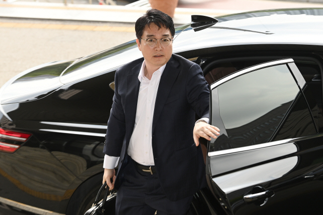 11일 신임 검찰총장 후보자로 지명된 심우정 법무부 차관이 12일 오전 정부과천청사 법무부로 출근하고 있다. 백동현 기자