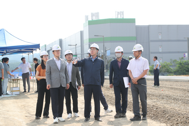12일 경기 화성시 오산동 일원 경부고속도로 지하화 구간 상부에서 정명근(오른쪽 세 번째) 화성시장이 현장 관계자들과 함께 공원 예정부지를 둘러보고 있다. 화성시청 제공