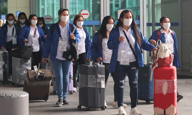 외국인 가사관리사 시범사업에 참여하는 필리핀 가사관리사들이 지난 6일 인천국제공항 제1터미널을 통해 입국한 뒤 버스로 이동하고 있다. 공항사진기자단