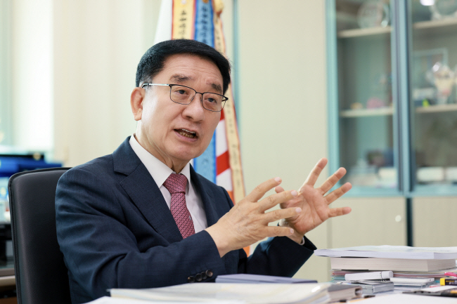 문헌일 구로구청장이 12일 문화일보와의 인터뷰에서 “기업인 출신 구청장으로서 G밸리를 중심으로 구로구를 첨단산업의 메카로 만들어내겠다”는 포부를 밝히고 있다. 구로구청 제공