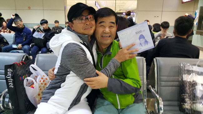 이봉주(왼쪽) 선수와 필자가 서로 껴안고 기념사진을 찍었다. 이 선수는 마라톤 대회에 참가하는 사람들에게 언제나 친근하게 대해주는 대인배 풍모를 지녔다.
