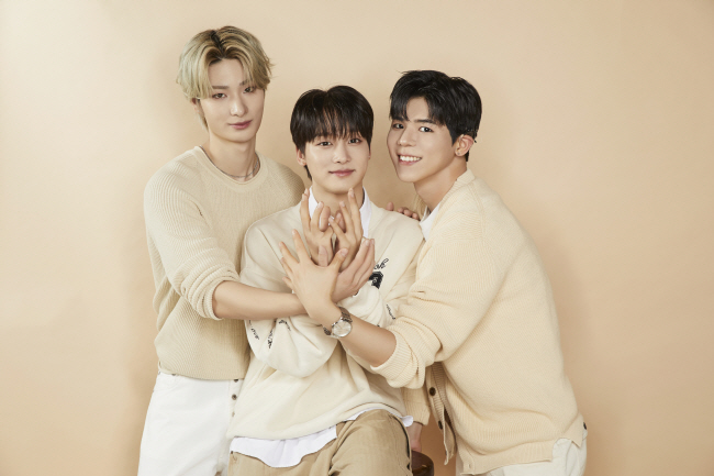 빅오션 멤버 지석(왼쪽부터), 현진, 찬연이 손으로 함께 꽃을 형상화하며 환하게 웃고 있다. 파라스타엔터테인먼트 제공