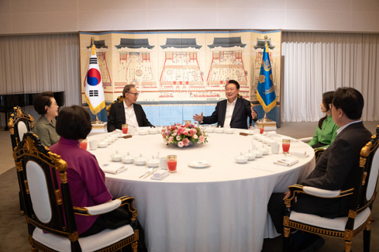 윤석열 대통령과 김건희 여사가 12일 오후 서울 용산구 한남동 대통령 관저에서 이명박 전 대통령과 김윤옥 여사, 정진석 대통령 비서실장 부부와 만찬을 하고 있다. 연합뉴스