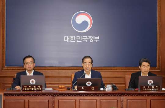 한덕수 국무총리가 13일 서울 종로구 정부서울청사에서 열린 국무회의에서 발언하고 있다. 연합뉴스